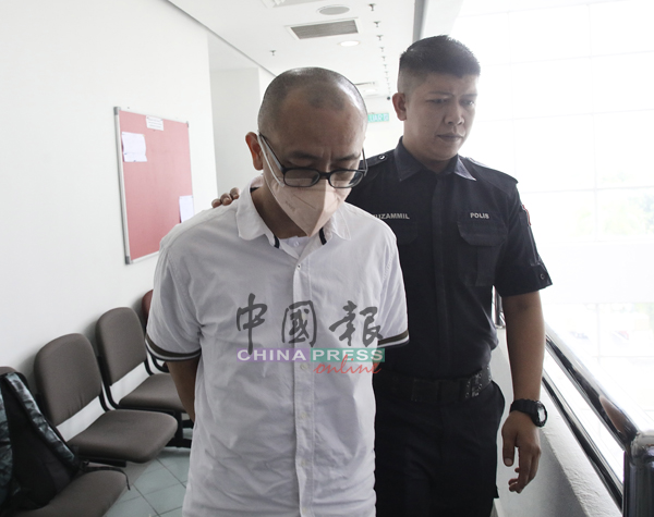 姚伟良在法官判刑后，被庭警押离法庭。