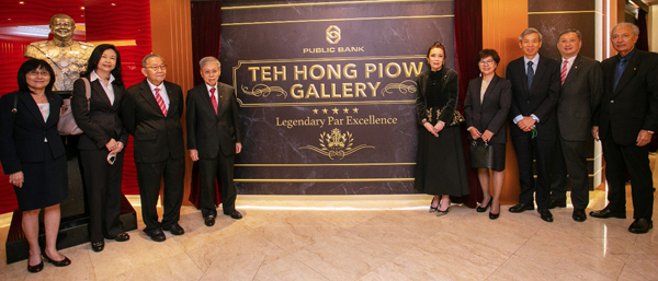 郑丽贤（右起5）与大众银行全体董事会成员出席“郑鸿标长廊”推介礼。