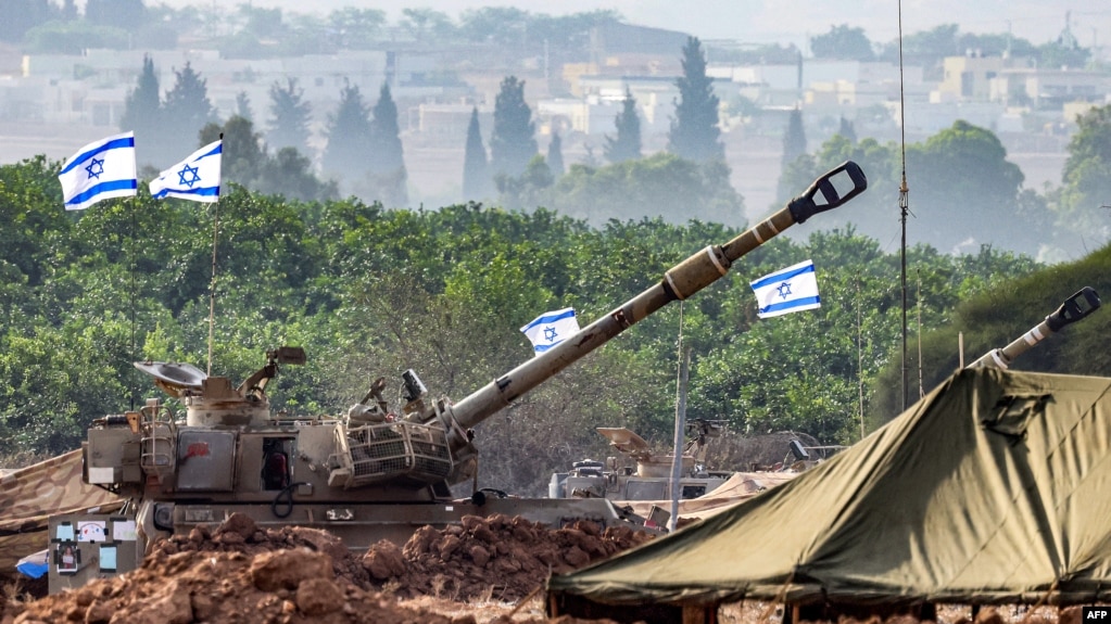 部署在以色列南部斯代罗特附近的加沙边界一处阵地的以色列陆军155毫米口径M109自行榴弹炮。（档案照）
