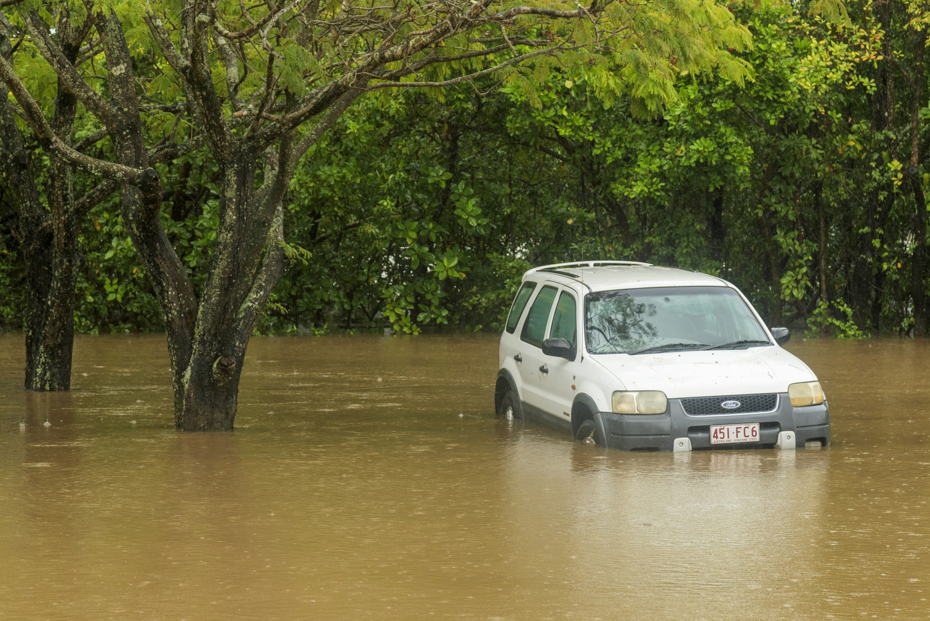 澳洲凯恩斯一辆汽车被水淹没。（美联社）
