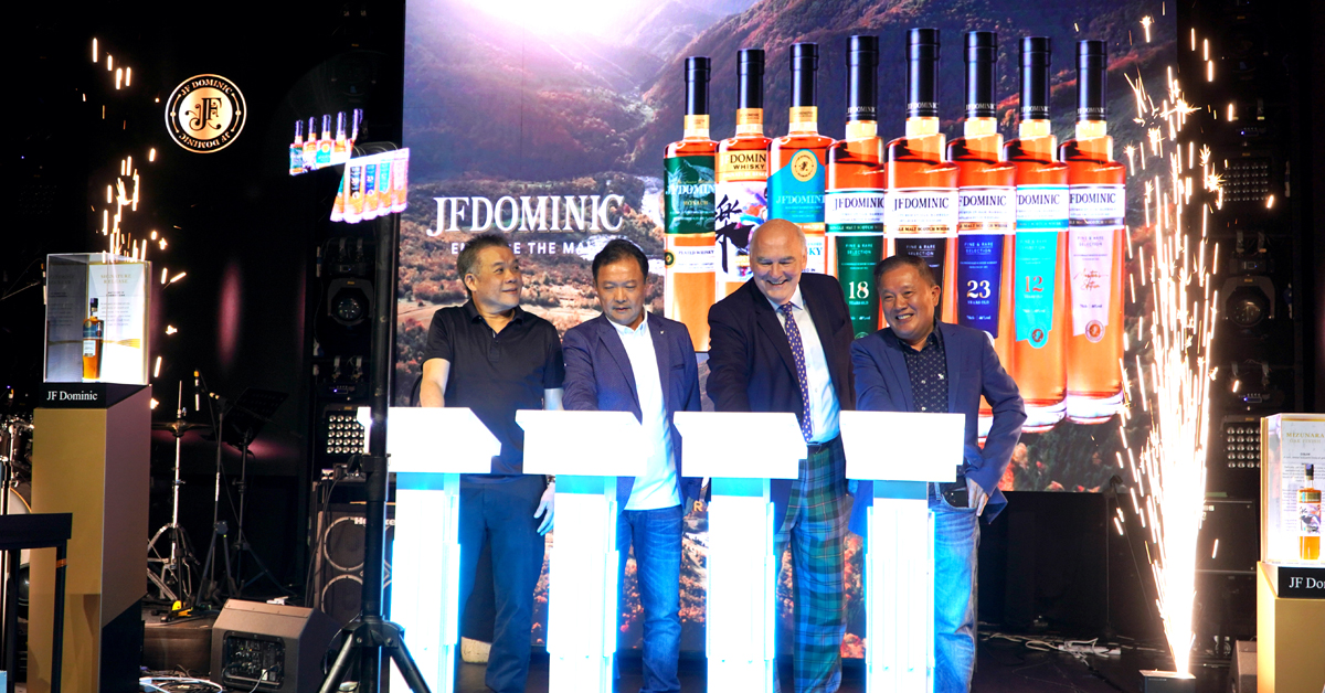 黄启良(左起)、洪金星、格雷厄姆泰勒和蔡进强为杰弗杜洺阁威士忌试酒会主持开幕仪式。