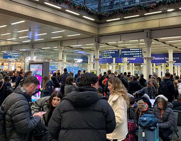 伦敦圣潘克拉斯车站， 周六挤满滞留受困的乘客。（美联社）
