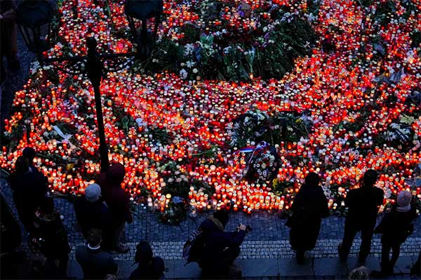 布拉格民众为查理大学死者点燃上千根蜡烛。