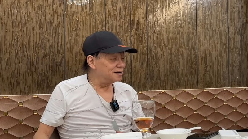 梁小龙接受前香港电视制作人杨绍雄访问。