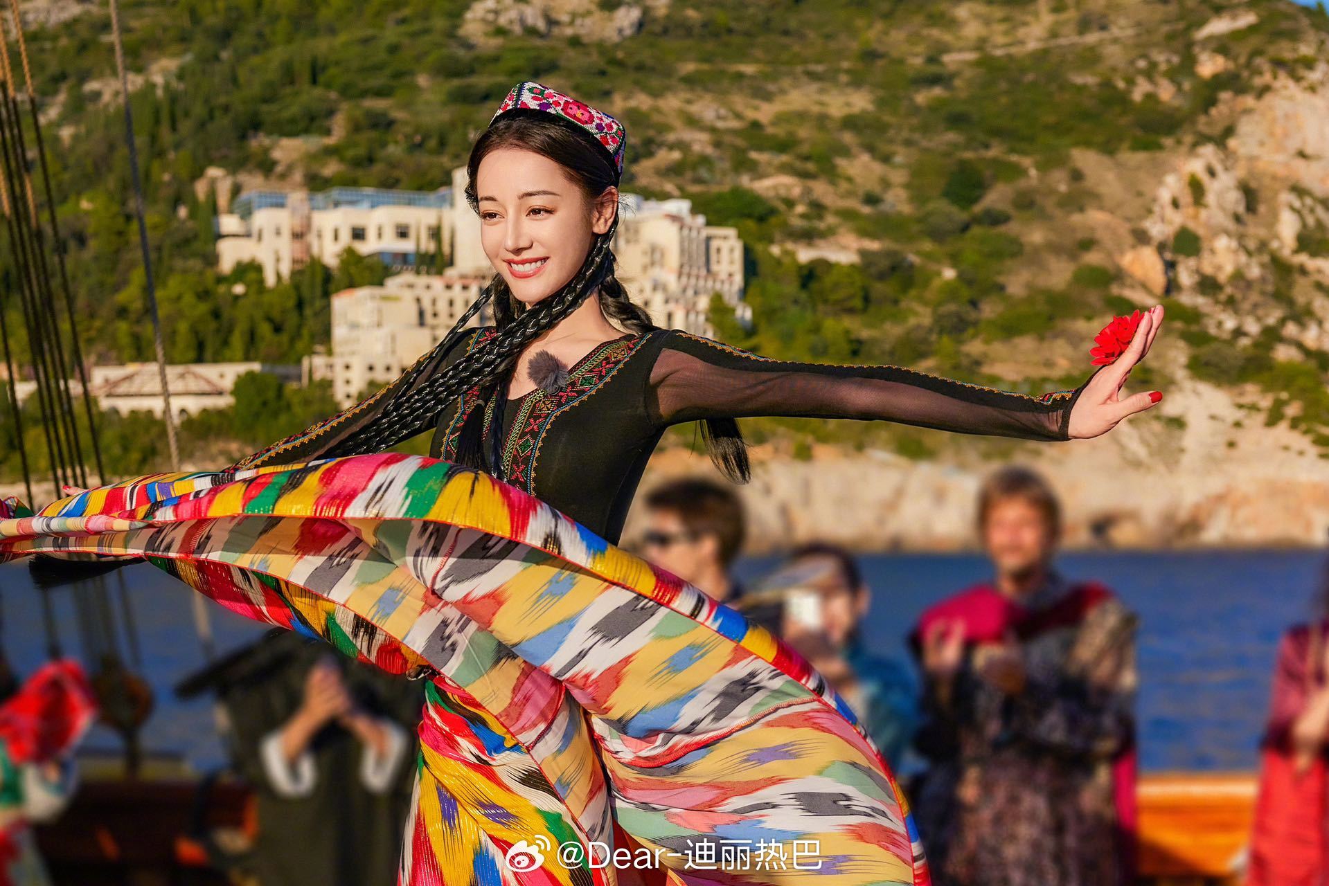 迪丽热巴在综艺节目中跳新疆舞。