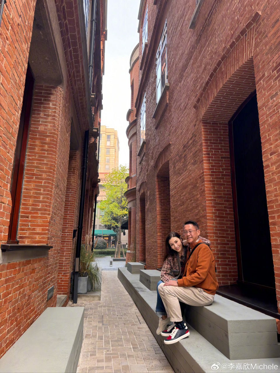 李嘉欣曾在微博晒出夫妻俩在上海石库门的合照。