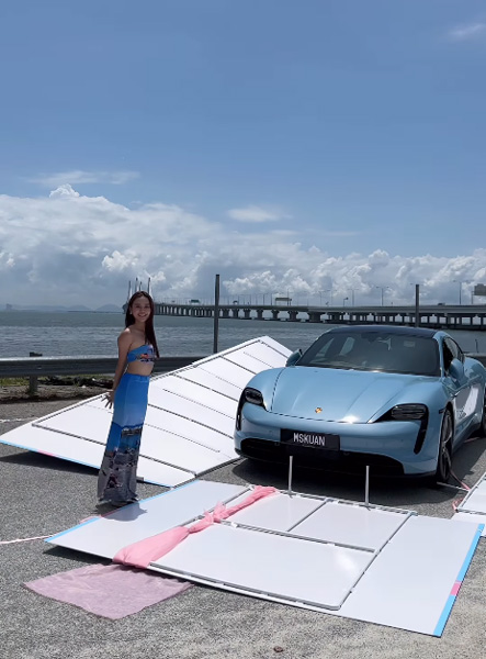 Ms Kuan在槟城海边为新车开箱。
