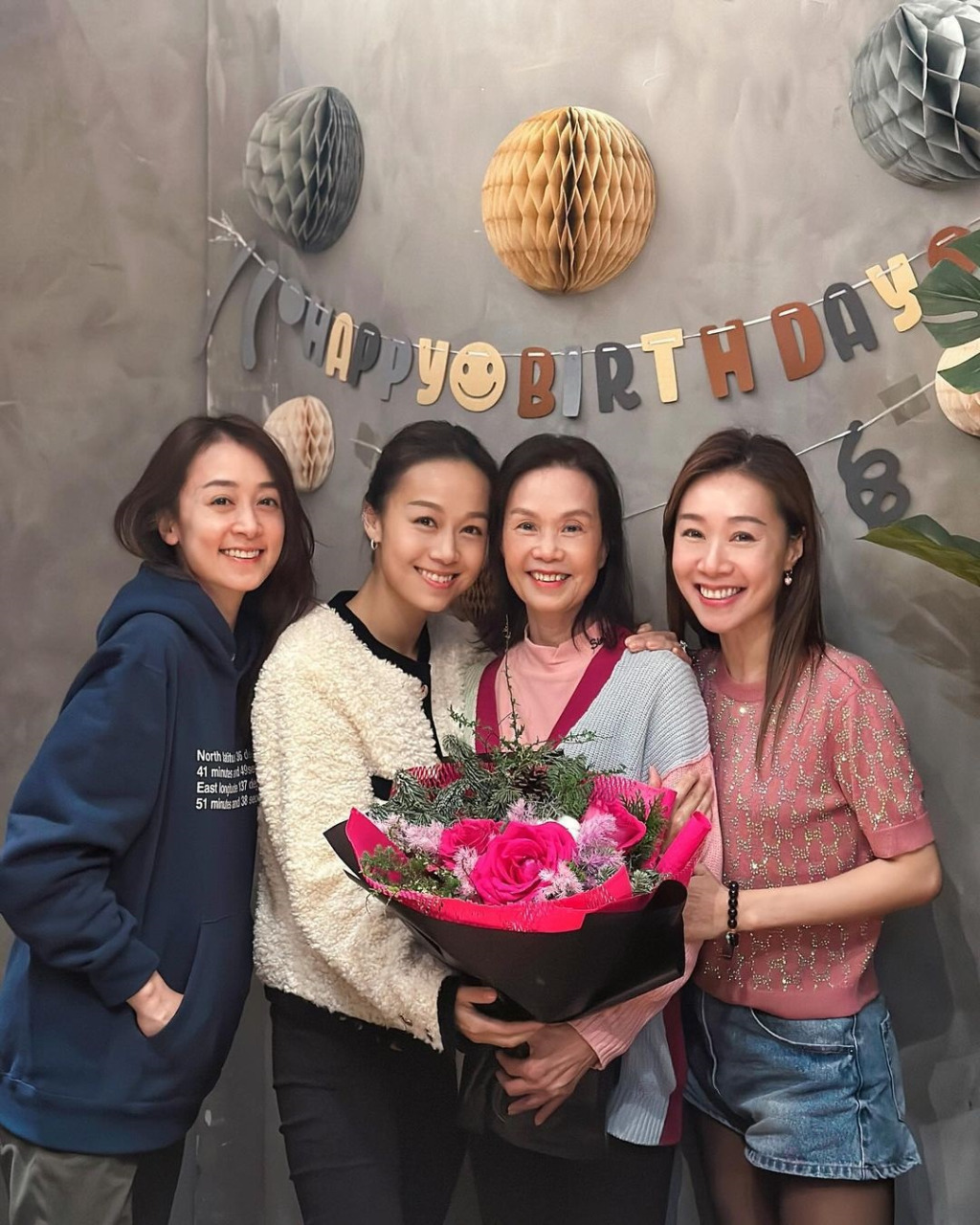 黄心颖及姐姐为妈妈庆祝生日。