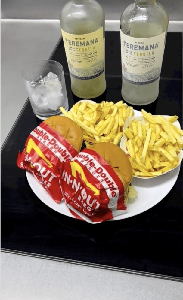 巨石强森公开一人吃两份汉堡配两瓶鸡尾酒的照片。