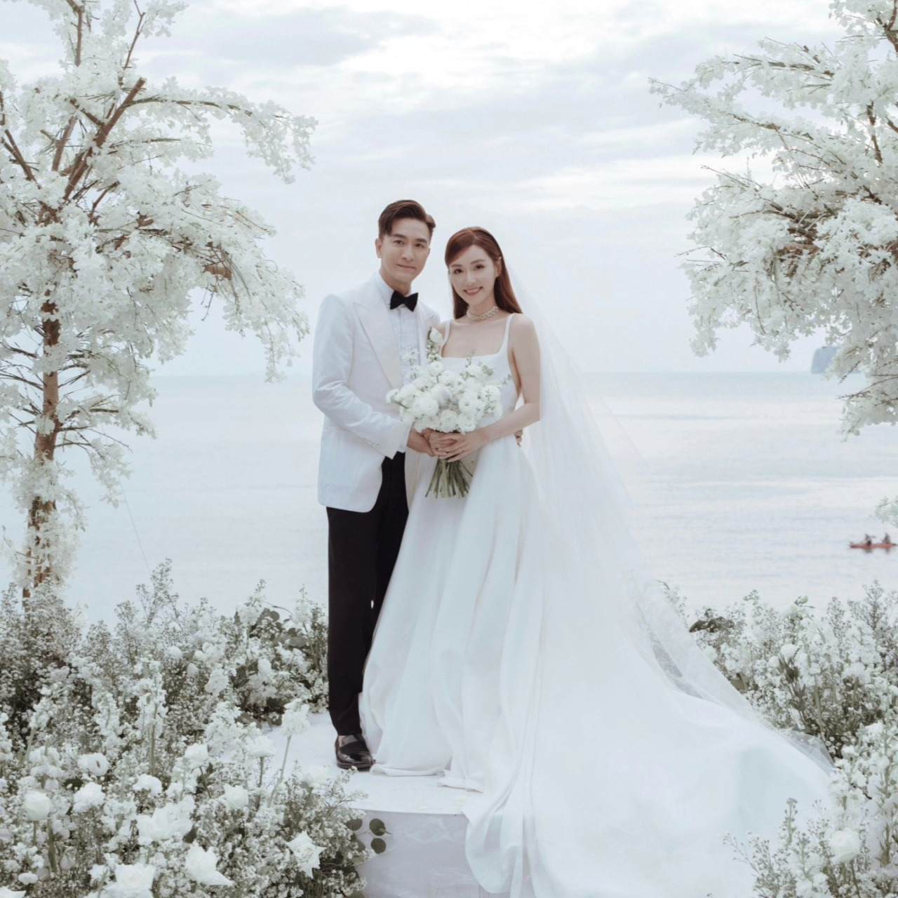 马国明与汤洛雯选择在泰国苏梅岛完成梦寐以求的婚礼。