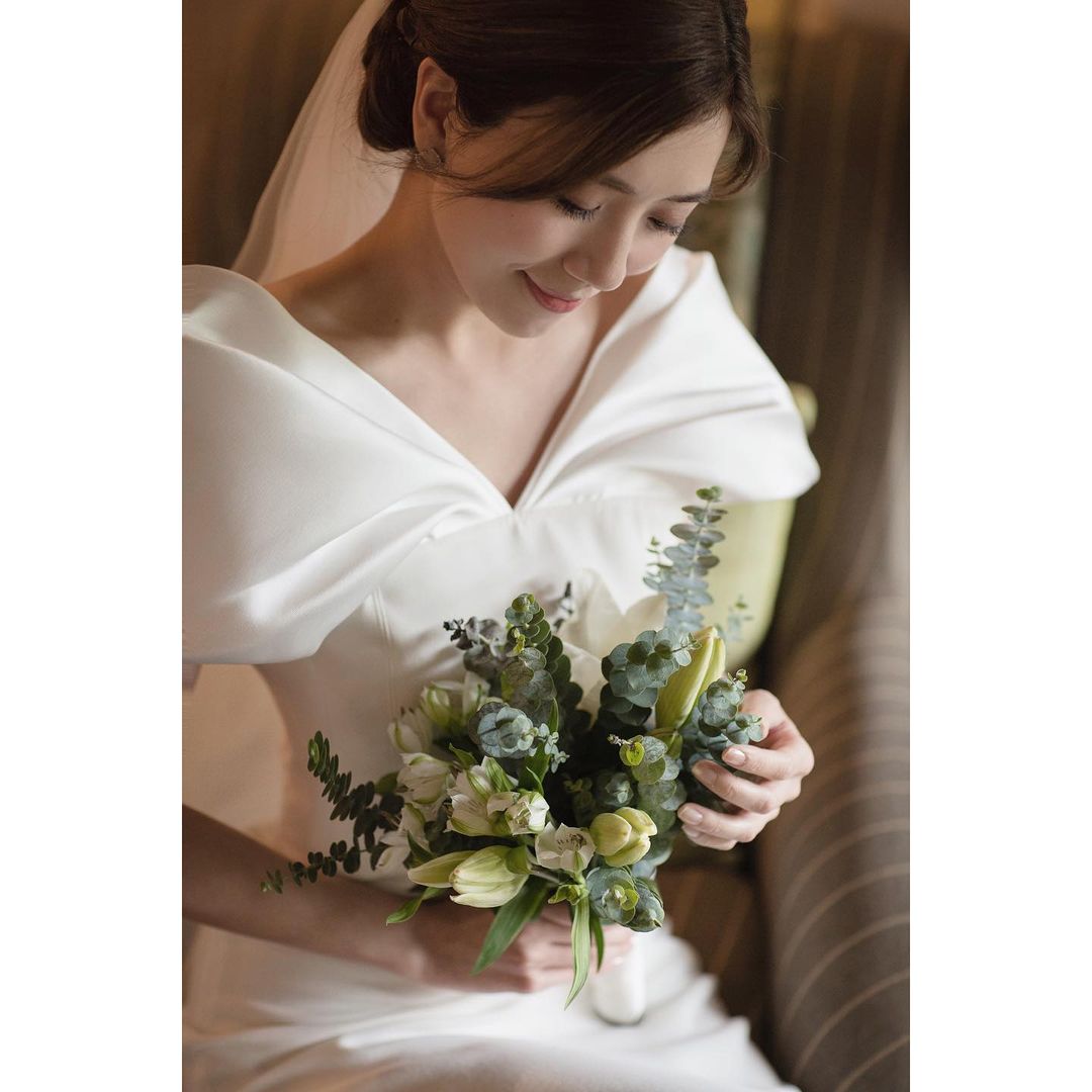 黄智雯穿上婚纱，脸上露出幸福的笑容，正式对外官宣“我们结婚了”。