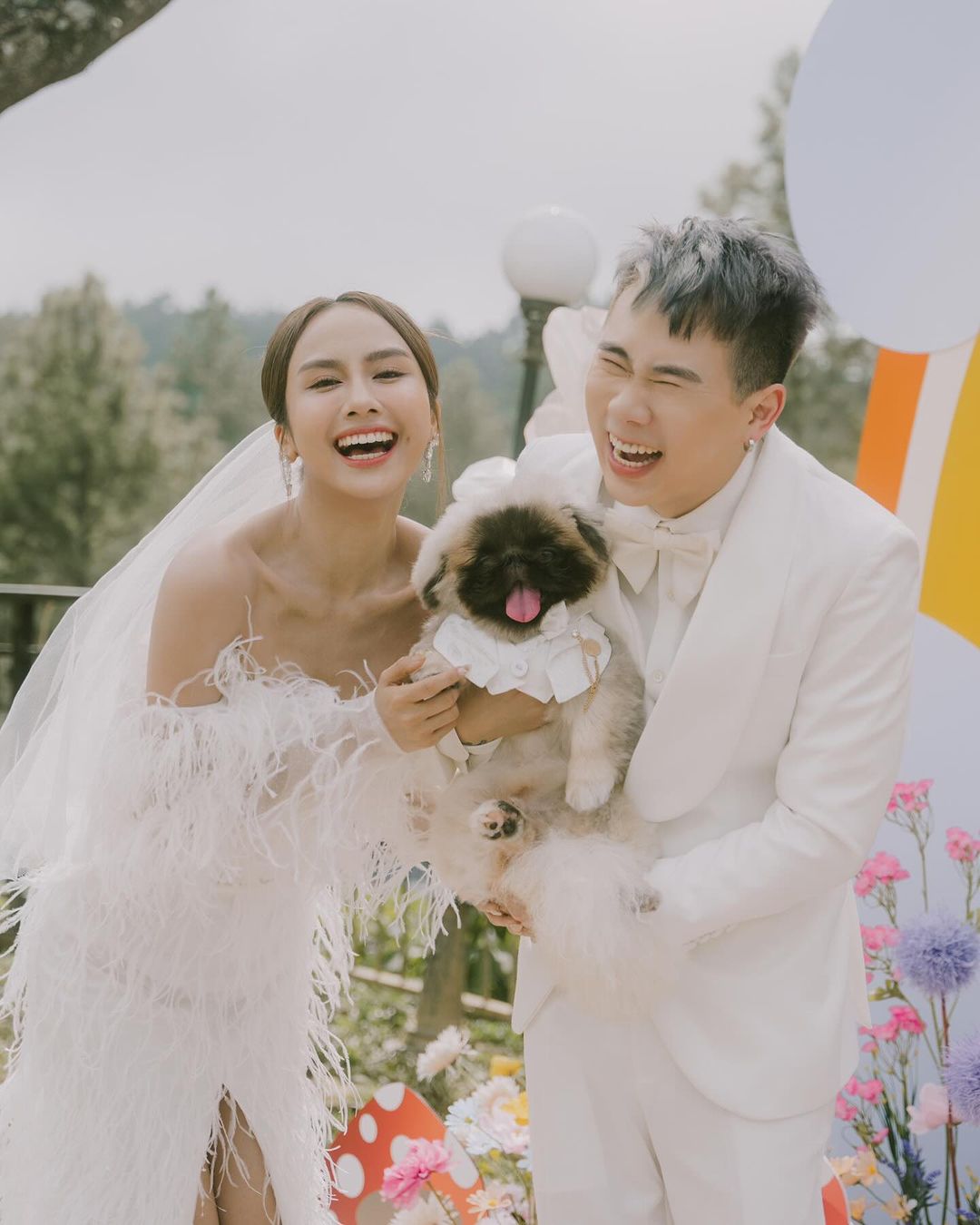 3P Danny和Jestinna Kuan晒出结婚照，只见两人抱着爱犬合影，非常幸福。