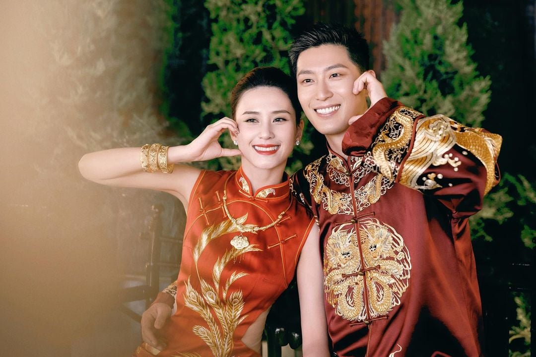 在今年4月18日，窦骁与何超莲在巴厘岛举行婚礼，两人也发布中式礼服婚纱照片。