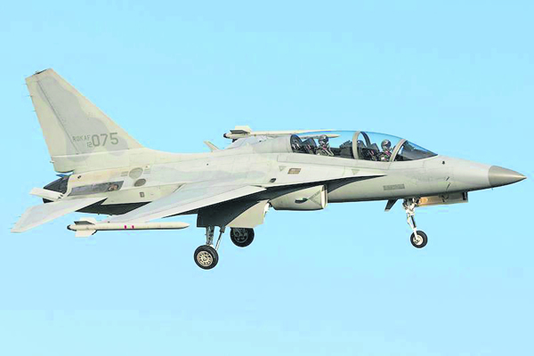 我国空军从韩国采购的18架FA-50轻型战斗机。
