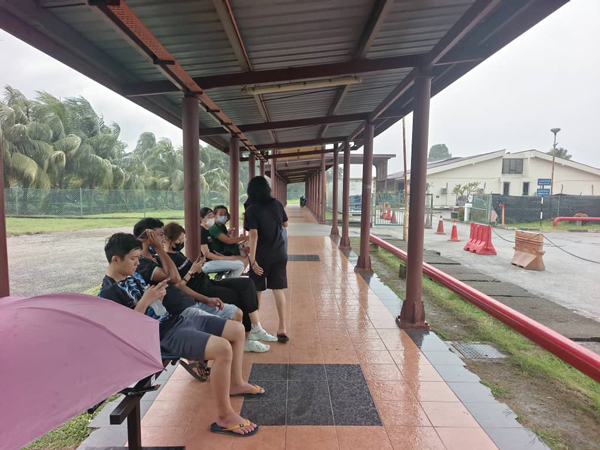 佳玲的男友和弟弟在巴生政府医院太平间等候领尸。