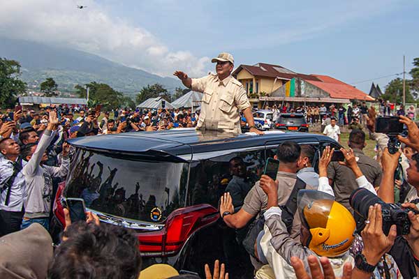 印尼西苏门答腊的马拉皮火山近日喷发，造成严重灾情。搭乘四轮驱动车的普拉博沃，周六与搜救队伍会面，给他们加油打气。（法新社）