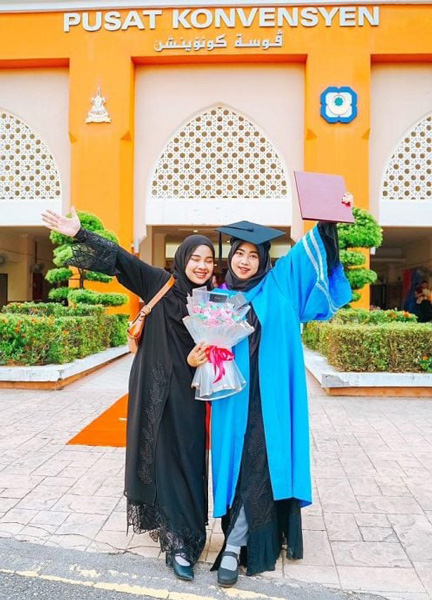 莎伊拉（右）最近在伊斯兰大学（KUIS）举行的毕业典礼上和表妹努林合照。
