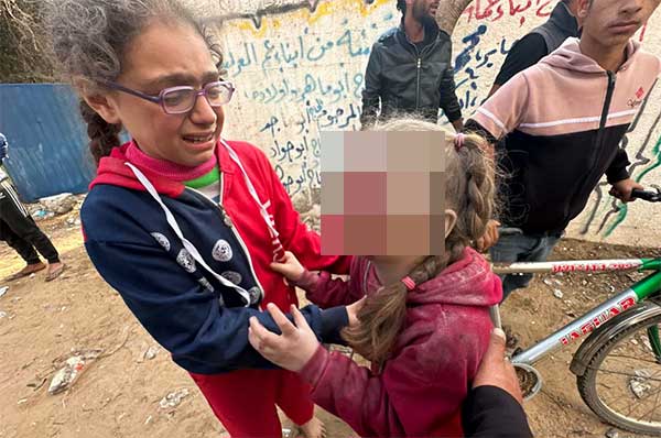 以色列28日对加萨中部城市扎维达（Al Zawayda）发动攻击，图为当地一名受伤女童。