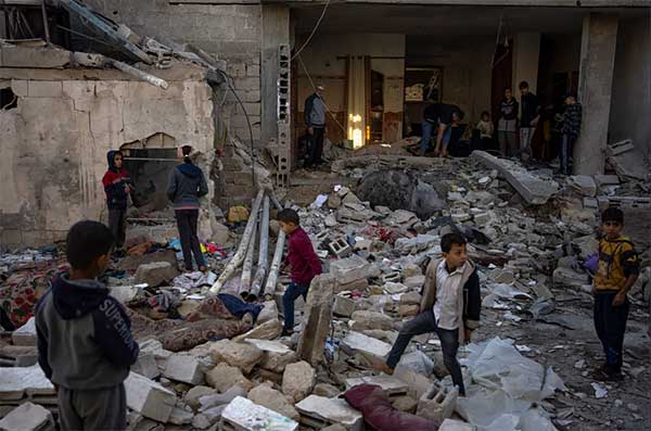 以色列29日攻击加萨走廊南部城市拉法，攻击后居民回到遭炸毁的房子。