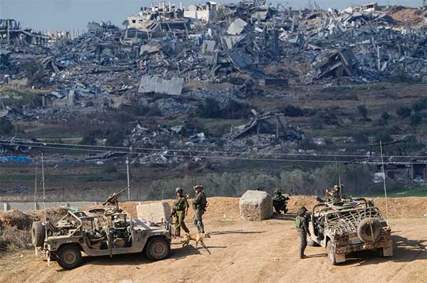 以军29日戍守于近加萨走廊位置，围栏另一边是被炸烂的巴勒斯坦民宅。