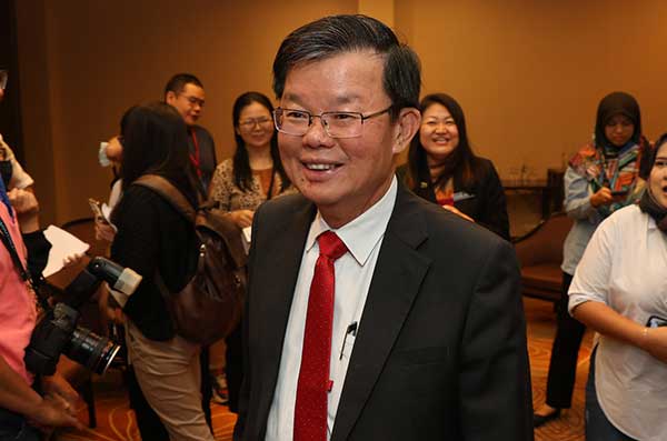 曹观友宣布委任3名政治人物，担任银禧老人院一年过渡期的信理员。