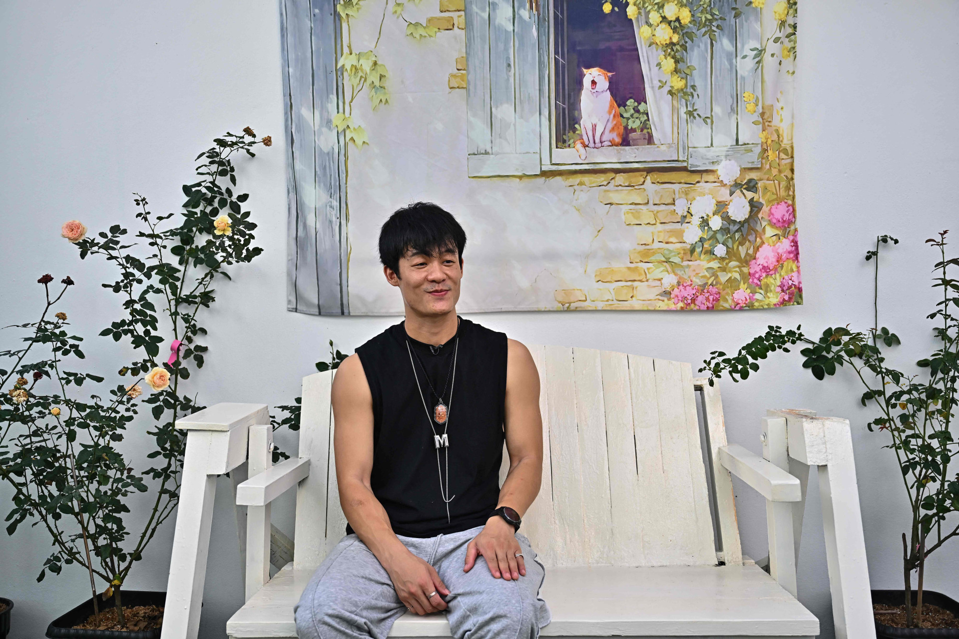 尹文辉坐在清迈旅馆的庭院里。（法新社）