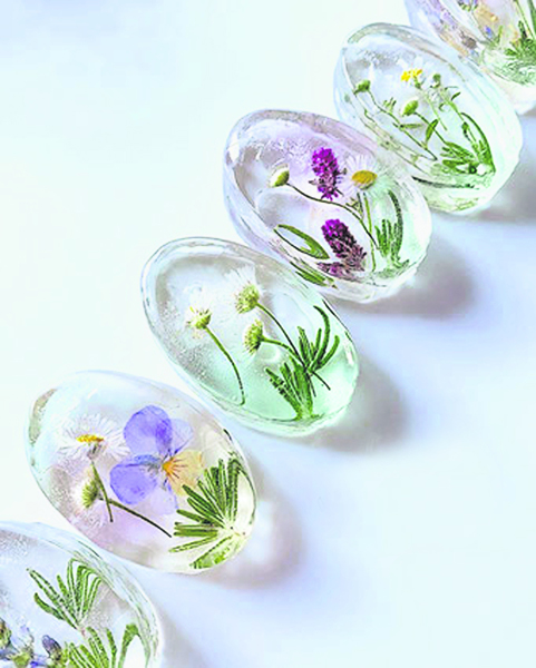氨基酸冰凝植物皂，结合花草和香皂，光泽通透。