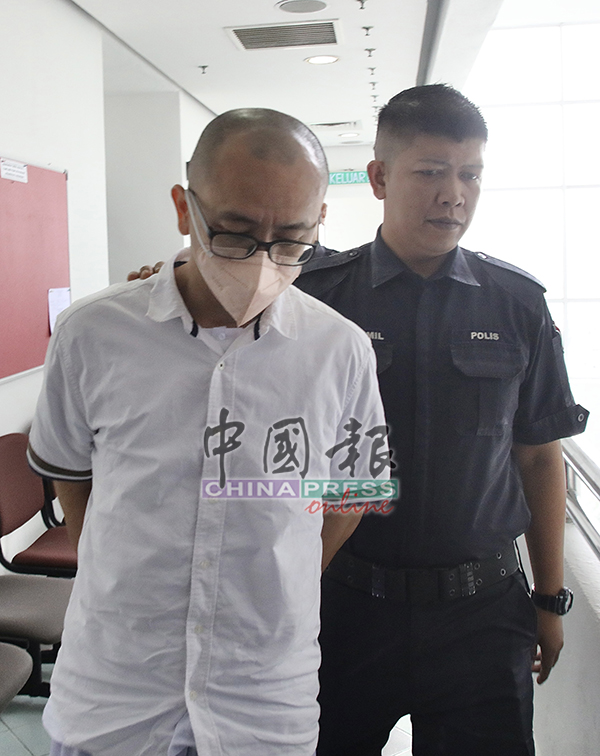 文告姚伟良被带离法庭。
