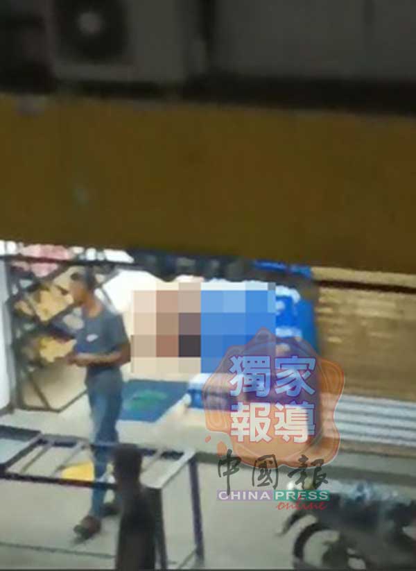外籍男子被刺死在杂货店内。