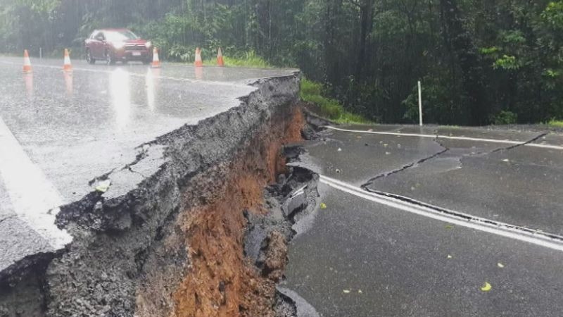 昆士兰州远北地区的道路因降雨和洪水而被毁坏。