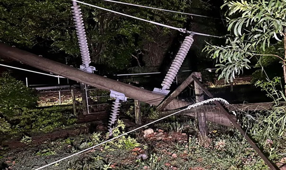 澳洲昆士兰州东南部，有电线杆被狂风吹倒。