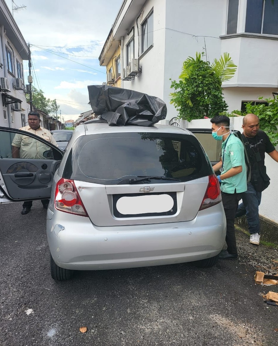 警方在嫌犯住家外，找到载走女死者的轿车。