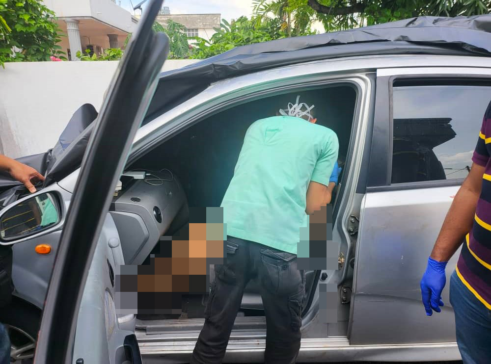 女死者在司机旁坐失去知觉，随后抵达的医护人员证实她已毙命。