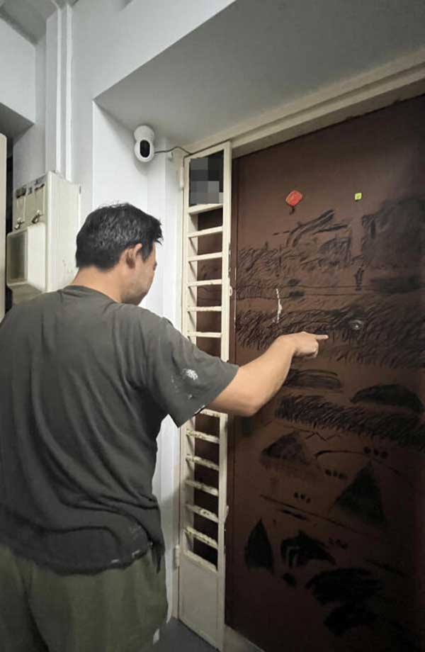 赵先生指出，被女邻居骚扰五年，木门被涂鸦破坏。