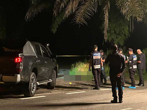 嫌犯遭警方歼灭，死在轿车附近。（取自“Malaysia Gazette”）