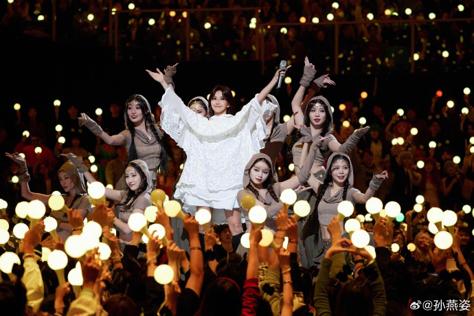 孙燕姿难得登上中国跨年晚会，吸引3亿人观赏。