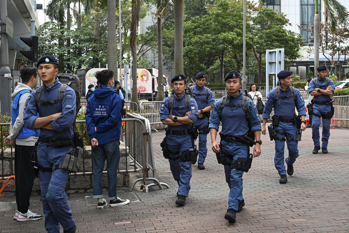 警员在香港西九龙法院外加强戒备， 守卫森严。（美联社）