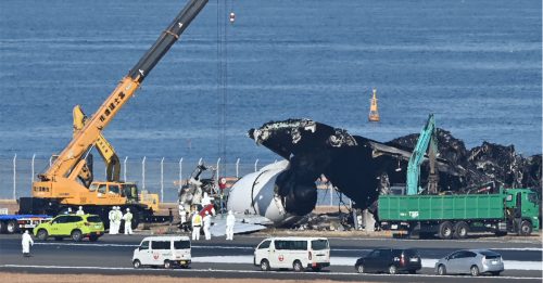 羽田机场撞机｜出动3辆挖土机 清理日航烧焦机骸