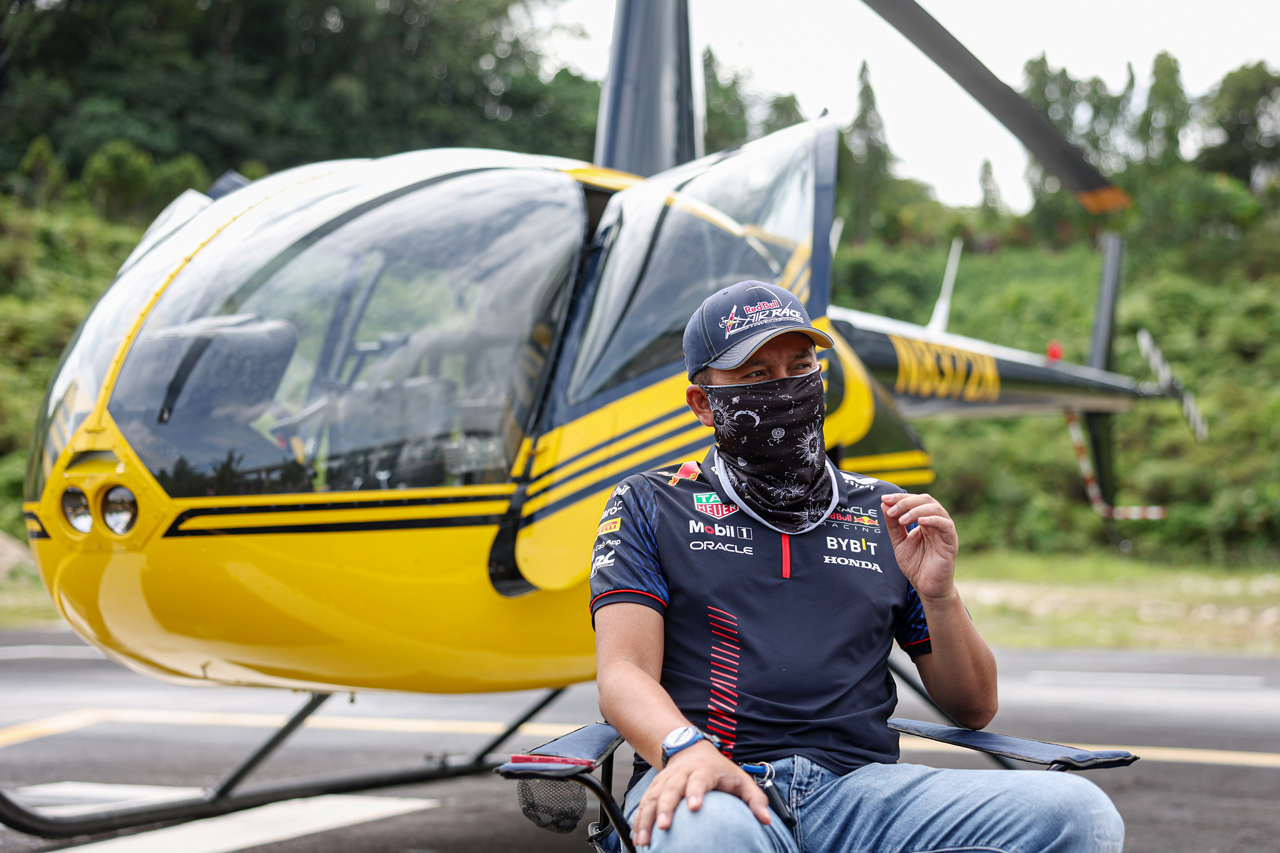 飞行员TikTok分享经验 驾直升机并不难