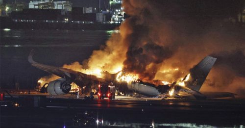 羽田机场撞机｜日航客机空姐要乘客 每10人手牵手围圈 背后原因曝光
