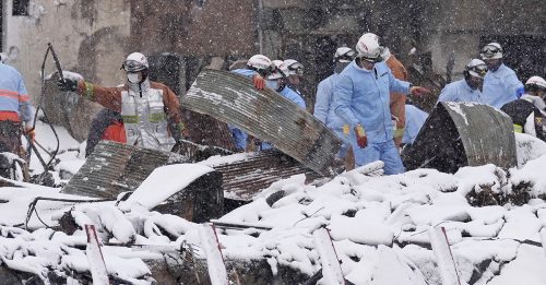 日本强震｜失踪者升至323人 大雪加剧搜救难度