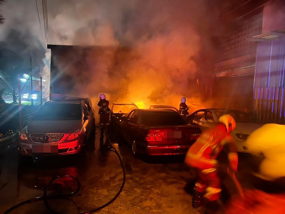 修车厂凌晨起火狂烧 7豪车被烧 4辆变废铁