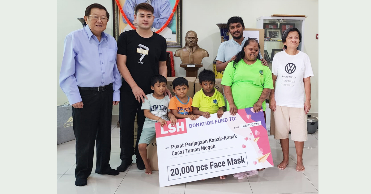 张天赐（左起）与廖顺喜捐赠2万片口罩予残障儿童中心。