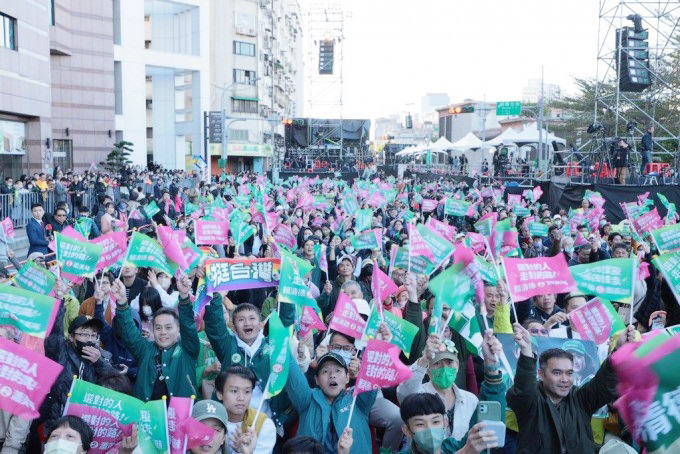 台总统选举｜赖清德率先破200万票 竞选总部涌支持者挥旗呐喊