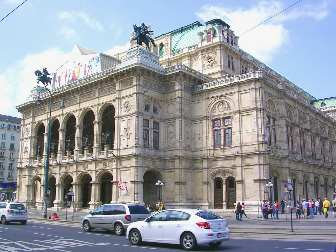 ■维也纳国立歌剧院，新文艺复兴风格的代表建筑。