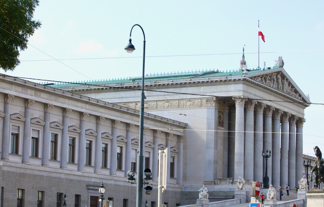 ■希腊复兴风格，奥地利议会大厦也。