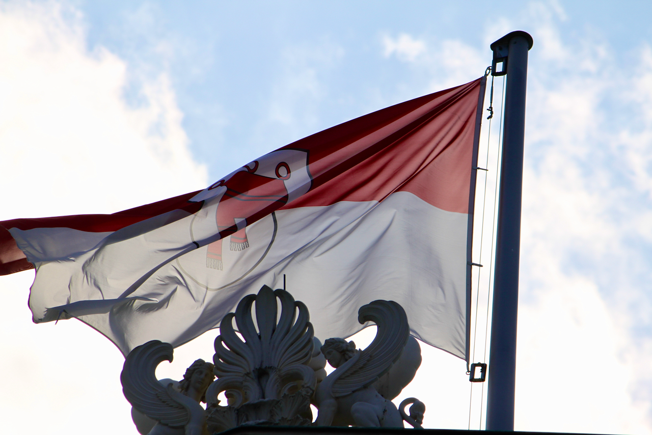 ■建筑上常见的红白旗与老鹰，维也纳的标志。