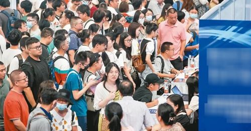 中国大学毕业生“薪”情差 近60%月入少过3941令吉