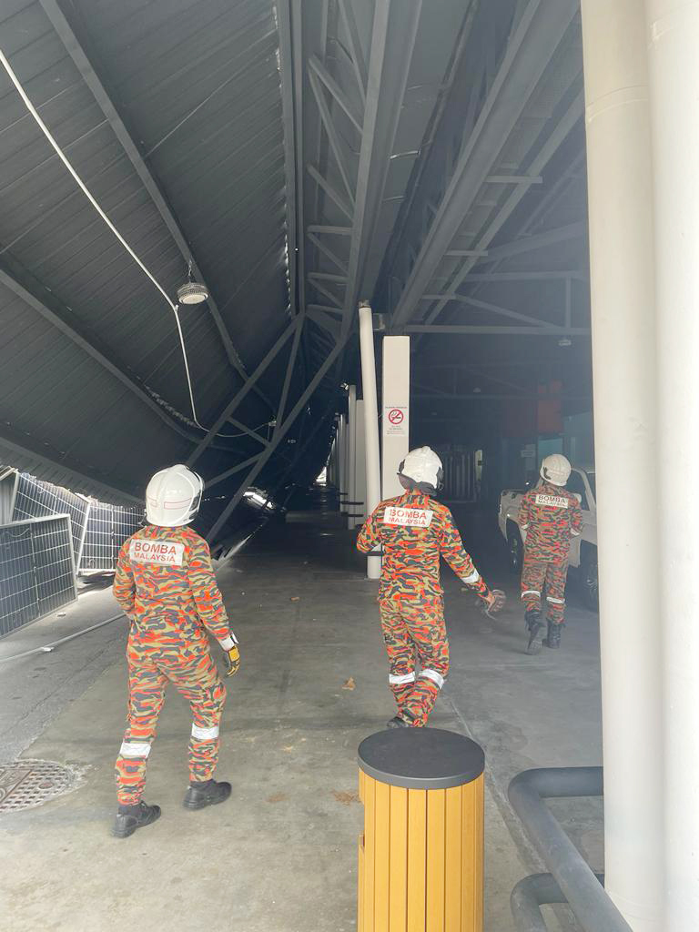 太阳能板屋顶突坍塌 5人受伤入院