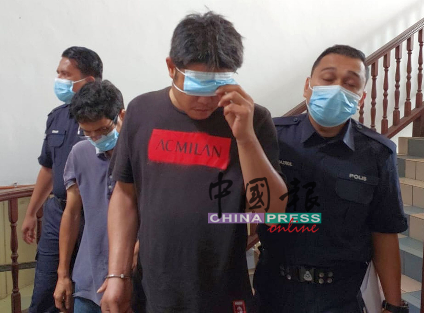 杨春仁（左2起）与邱威罗，由警员带离法庭。（人名译音）